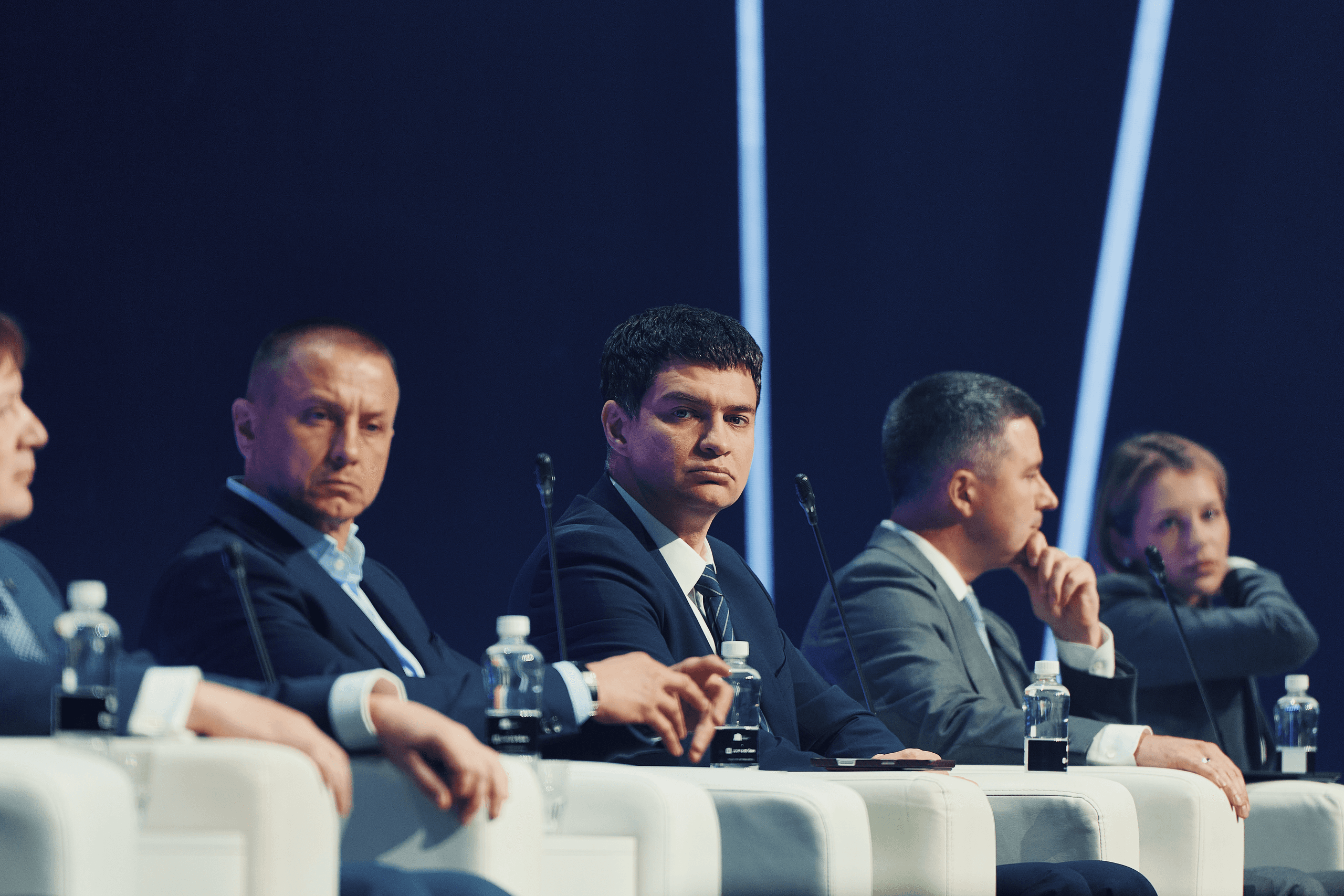 Участники у макета жилого комплекса